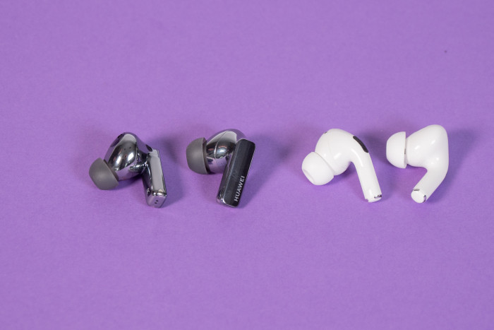 Links die Freebuds Pro 3 von Bose, rechts die Airpods Pro 2 von Apple (Bild: Martin Wolf/Golem.de)