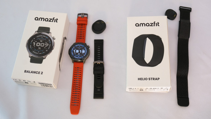 Bei der Balance 2 liefert Amazfit zwei Bänder mit, beim Helio Strap nur das schwarze. (Bild: Steinlechner/Golem.de)