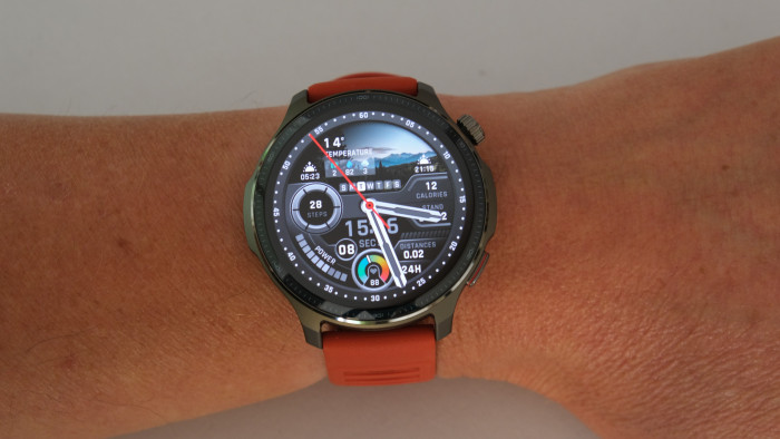 Einige der Zifferblätter sehen fast dreidimensional aus. (Bild: Steinlechner/Golem.de)