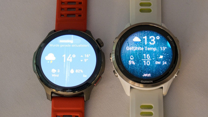 Links die sehr helle Balance 2, rechts die Garmin Forerunner 970; beide sind in der Sonne sehr gut ablesbar. (Bild: Steinlechner/Golem.de)
