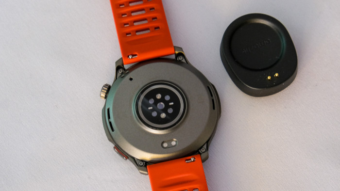 Auf der Rückseite sind die Sensoren sowie klein die Konnektoren fürs Laden. (Bild: Steinlechner/Golem.de)