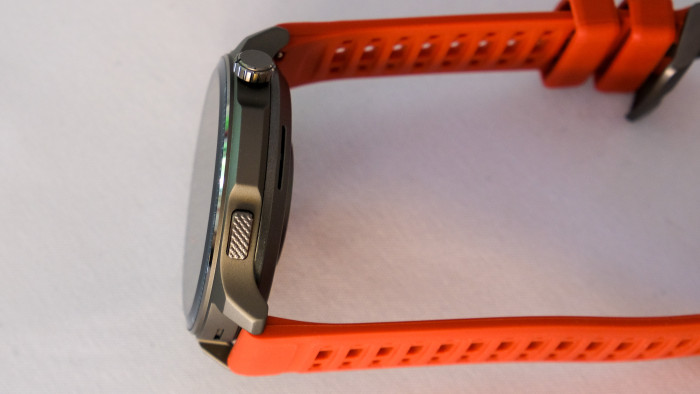 Neben Touch gibt es zur Bedienung noch zwei Tasten, eine davon drehbar. (Bild: Steinlechner/Golem.de)