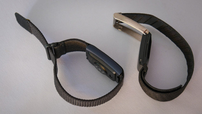 Links das Helio Strap, rechts Whoop MG. (Bild: Steinlechner/Golem.de)