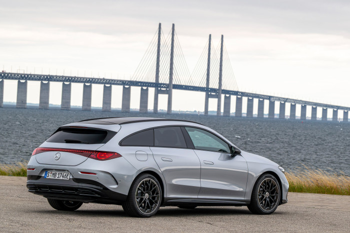 Der Shooting Brake unterscheidet sich erst hinter der B-Säule von dem Coupé. (Foto: Mercedes-Benz)