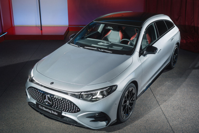 Ebenso wie das Coupé verfügt der Shooting Brake serienmäßig über ein Panoramadach. (Foto: Mercedes-Benz)