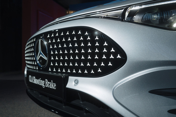 Das Frontpanel enthält 142 einzeln animierte LED-Sterne in Chrom-Optik. (Foto: Mercedes-Benz)