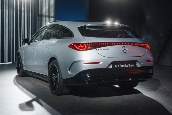 Die Heckleuchten sind sternenförmig gestaltet und durch ein Lichtband verbunden. (Foto: Mercedes-Benz)