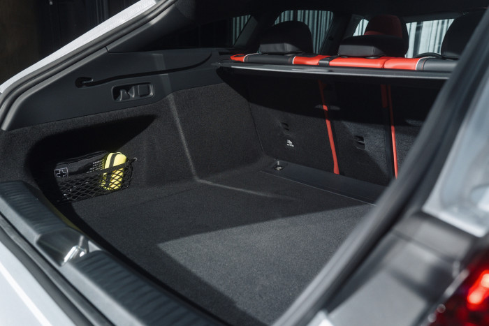 Das Kofferraumvolumen ist mit 455 Litern 30 Liter kleiner als bei der Vorgängerversion. (Foto: Mercedes-Benz)