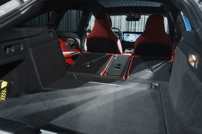 Bei umgeklappten Rücksitzen vergrößert sich der Stauraum auf 1.290 Liter. Zusätzlich gibt es einen Frunk mit 101 Litern. (Foto: Mercedes-Benz)