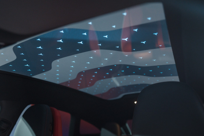 Das Panoramadach ist mit der Ambientebeleuchtung verknüpft und bietet einen leuchtenden Sternenhimmel mit 158 Sternen. (Foto: Mercedes-Benz)