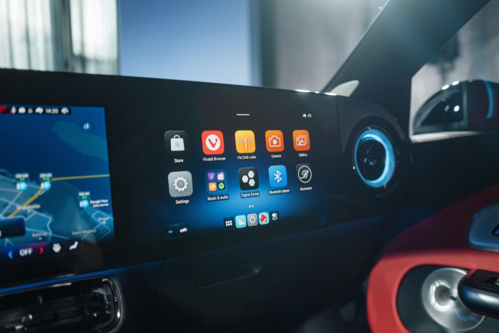 Der sogenannte Superscreen umfasst einen Bildschirm vor dem Beifahrersitz. (Foto: Mercedes-Benz)