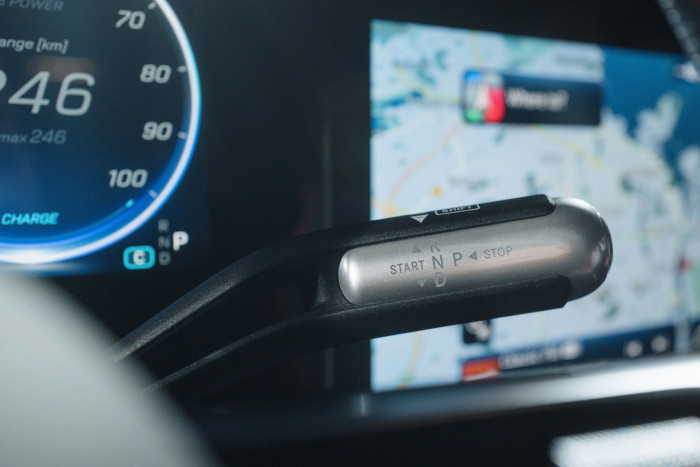 Der Fahrwahlhebel mit integrierter Rekuperationssteuerung befindet sich am Lenkrad. (Foto: Mercedes-Benz)