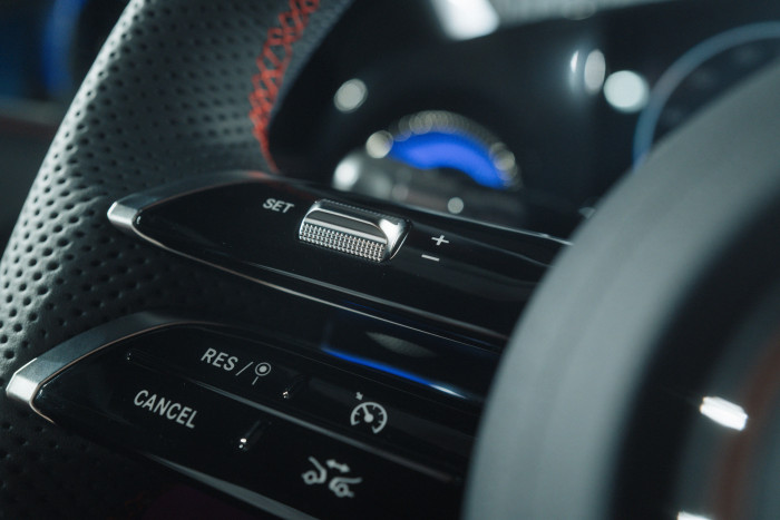 Mit dem linken Lenkradbedienfeld lässt sich der Abstandsregeltempomat einstellen. (Foto: Mercedes-Benz)