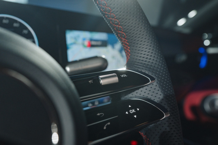 Das rechte Lenkradbedienfeld dient unter anderem der Einstellung des Fahrerdisplays und der Lautstärke. (Foto: Mercedes-Benz)