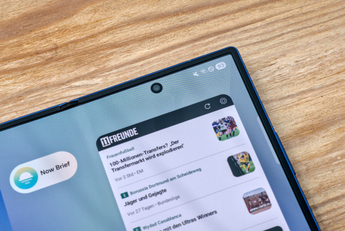 Statt einer Frontkamera unter dem Display hat das Fold 7 eine Kamera, die in einem Loch verbaut ist. (Bild: Tobias Költzsch/Golem.de)