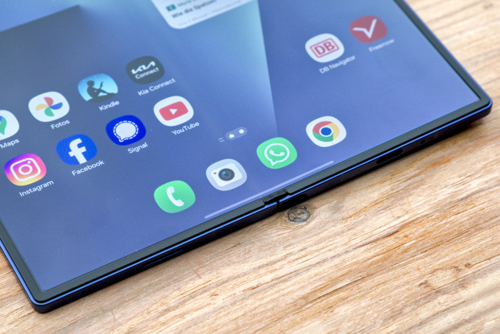Die Konstruktion des Fold 7 ist wie von Samsung gewohnt hochwertig. (Bild: Tobias Költzsch/Golem.de)