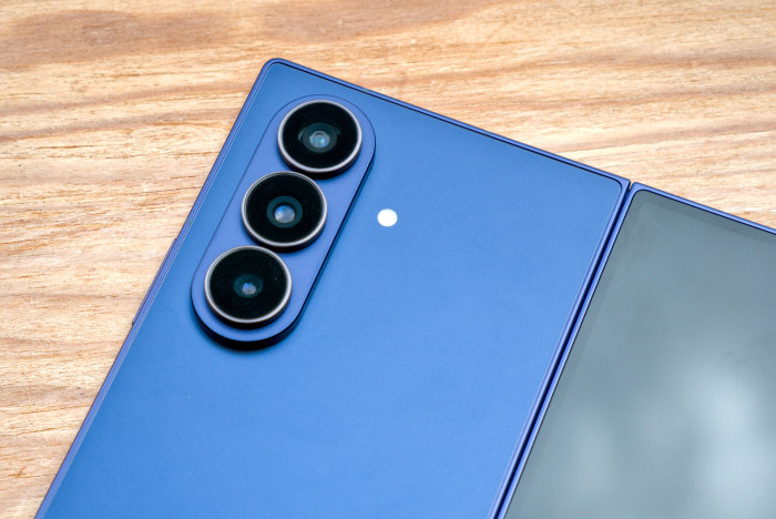 Die Dreifachkamera verwendet unter anderem den 200-Megapixel-Sensor des Galaxy S25 Ultra. (Bild: Tobias Költzsch/Golem.de)