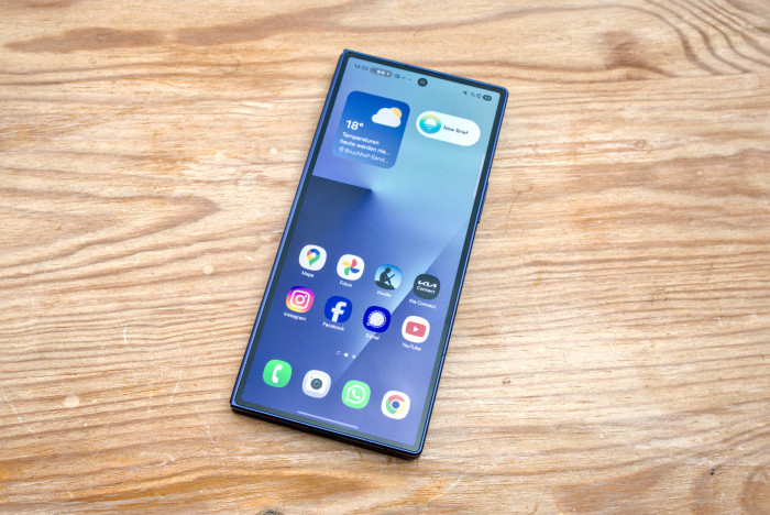 Der Außenbildschirm lässt sich wegen der größeren Breite besser verwenden als der voriger Fold-Modelle. (Bild: Tobias Költzsch/Golem.de)