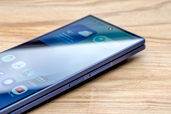 Aufgrund des hohen Kameramoduls kippelt das Fold 7 stark auf einer ebenen Fläche. (Bild: Tobias Költzsch/Golem.de)