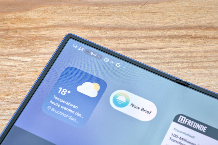 Das Fold 7 kommt mit One UI 8 und der Now Bar, zu der auch kleine Benachrichtigungen in der Statusleiste gehören. (Bild: Tobias Költzsch/Golem.de)