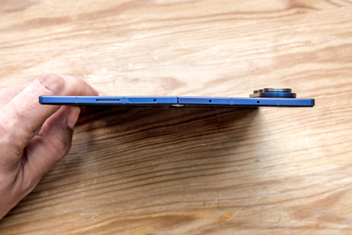 Beim Aufklappen ist das Fold 7 nicht notwendigerweise komplett plan. (Bild: Tobias Költzsch/Golem.de)