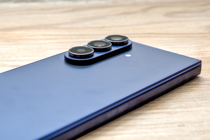 Das Kameramodul ragt aus der Rückseite heraus. (Bild: Tobias Költzsch/Golem.de)