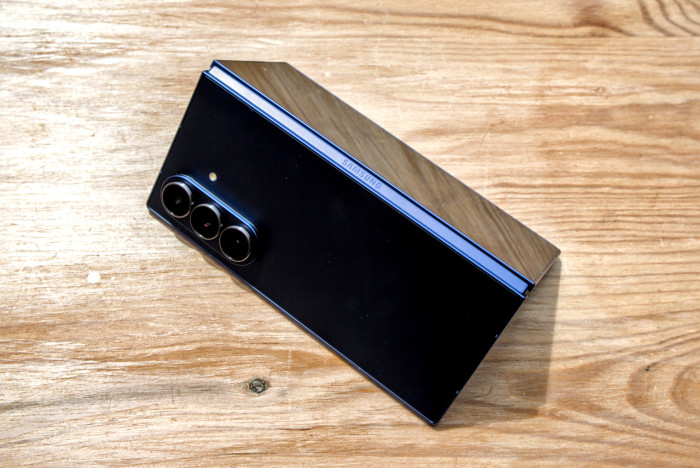 Das Scharnier des Fold 7 fühlt sich beim Öffnen und Schließen des Smartphones gut an. (Bild: Tobias Költzsch/Golem.de)