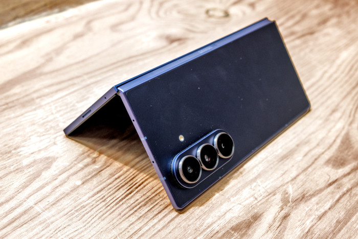 Das Design des Fold 7 ist wie bei der Galaxy-S25-Serie eher kantig. (Bild: Tobias Költzsch/Golem.de)