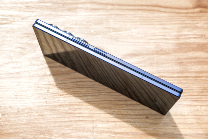 Der Fingerabdrucksensor ist im Einschalter untergebracht, nicht unter dem Außendisplay. (Bild: Tobias Költzsch/Golem.de)