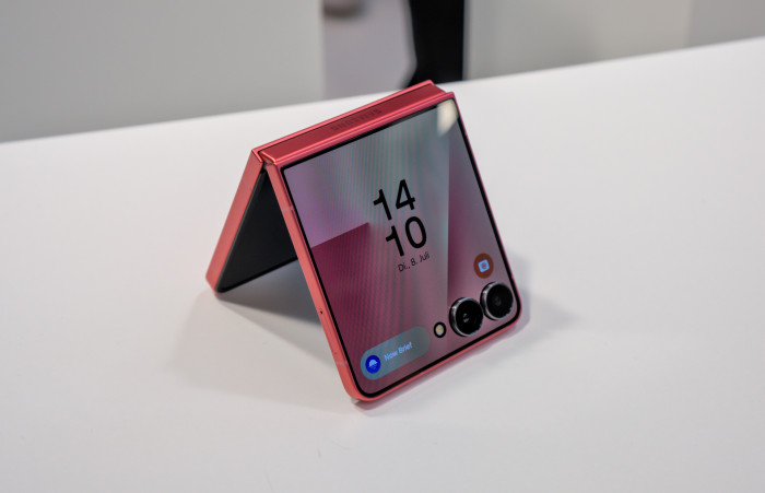 Das Galaxy Z Flip 7 hat einen neuen, größeren Außenbildschirm bekommen. (Bild: Tobias Költzsch/Golem.de)