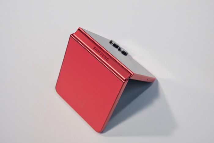 Das Scharnier erlaubt es, das Flip 7 in vielen unterschiedlichen Winkeln aufzuklappen. (Bild: Tobias Költzsch/Golem.de)