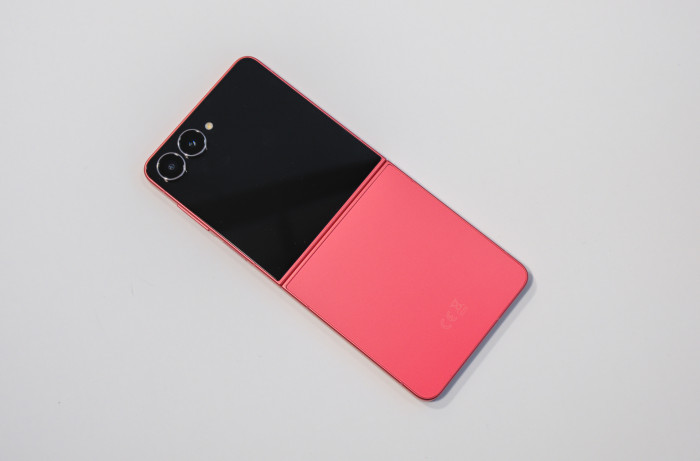 Die Verarbeitung des Flip 7 ist hochwertig, das Smartphone ist unwesentlich dünner als sein Vorgänger. (Bild: Tobias Költzsch/Golem.de)