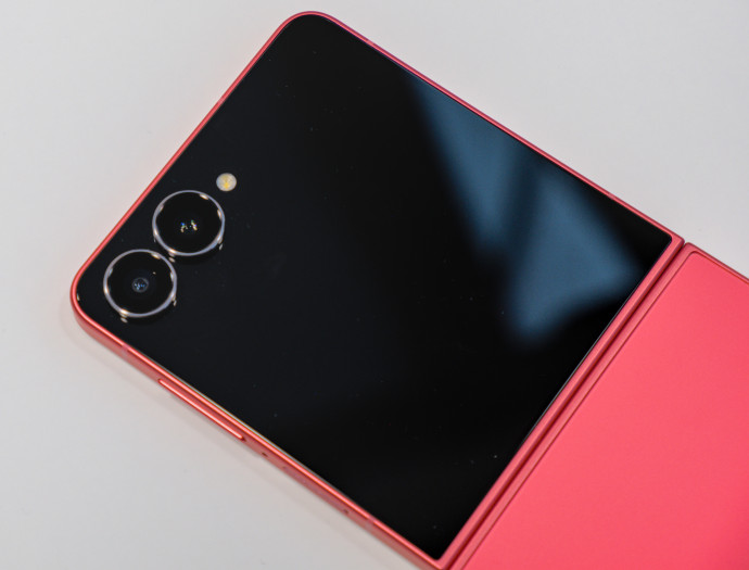 Das Flip 7 hat weiterhin eine Dualkamera. (Bild: Tobias Költzsch/Golem.de)