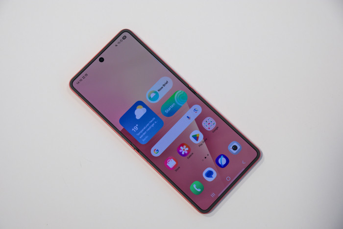 Auch das faltbare Innendisplay ist etwas größer als beim Vorgänger. (Bild: Tobias Költzsch/Golem.de)