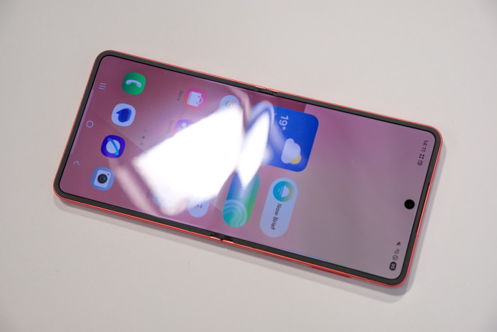 Der Falz ist weiterhin sichtbar, stört aber bei der Bedienung nicht. (Bild: Tobias Költzsch/Golem.de)