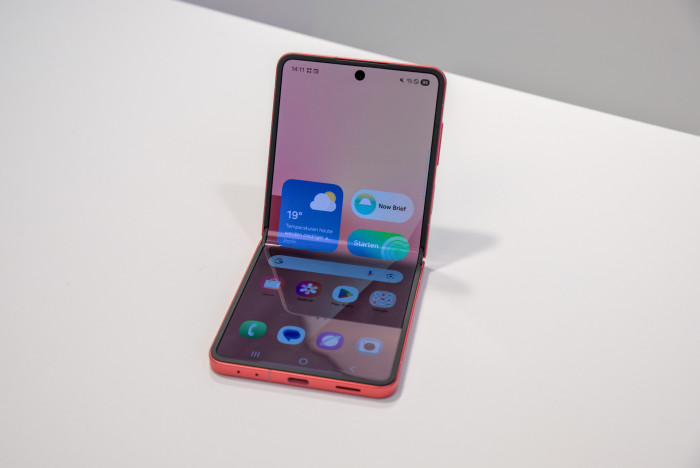 Die Frontkamera ist in einem Loch eingebaut. (Bild: Tobias Költzsch/Golem.de)