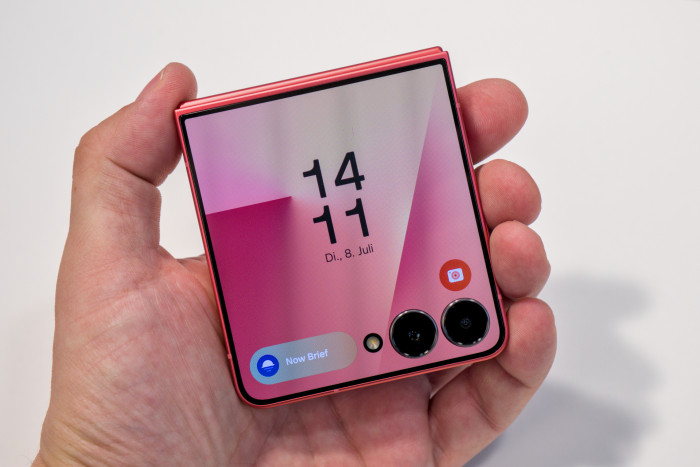 Der Außenbildschirm des Flip 7 reicht nun bis zum unteren Rand und geht um die Kameras herum. (Bild: Tobias Költzsch/Golem.de)