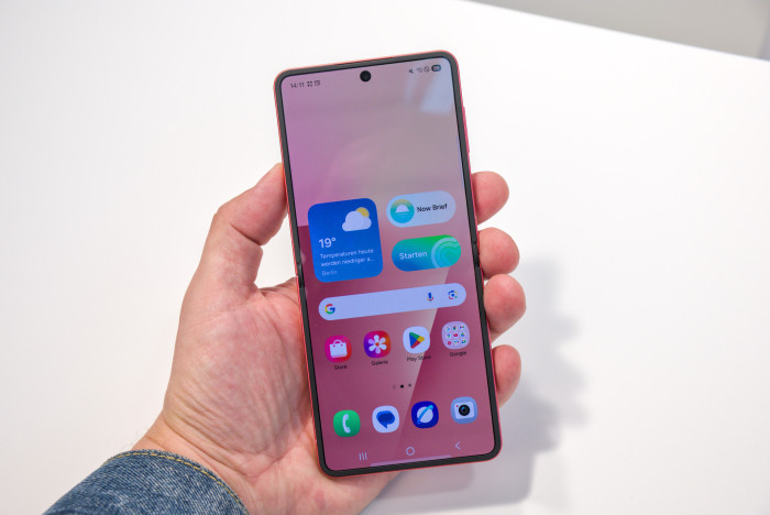 Das Flip 7 hat aufgeklappt die Maße eines normalen Smartphones gleicher Größe. (Bild: Tobias Költzsch/Golem.de)