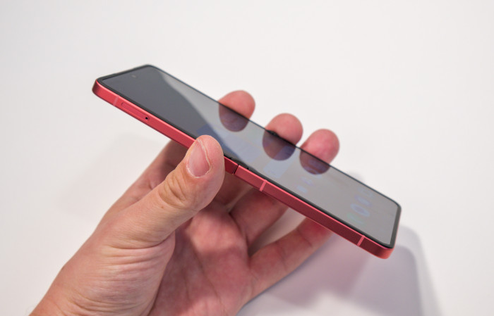 Das Flip 7 ist wenige Zehntelmillimeter dünner als das Flip 6. (Bild: Tobias Költzsch/Golem.de)