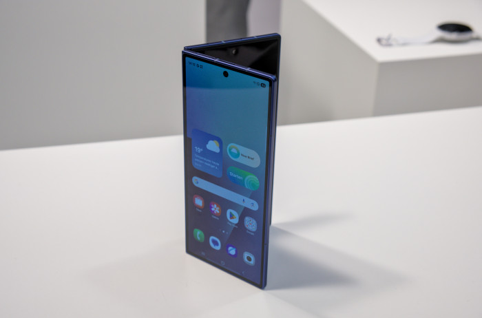 Das Galaxy Z Fold 7 hingegen ist wesentlich dünner als der Vorgänger. (Bild: Tobias Költzsch/Golem.de)