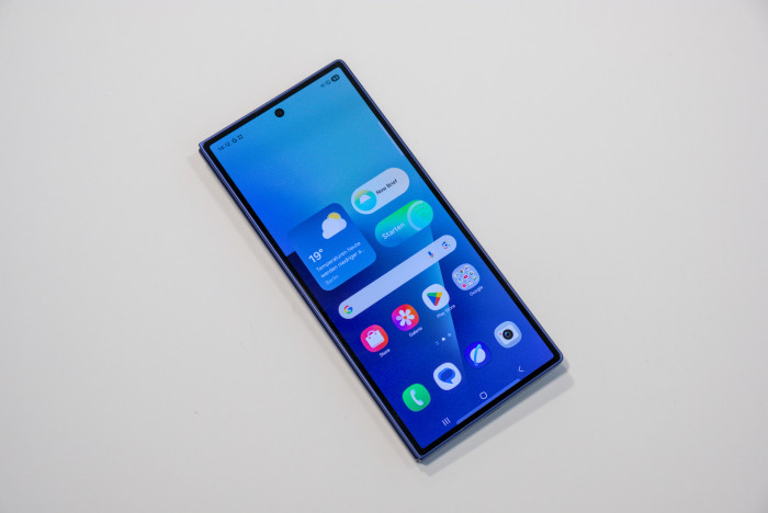 Zusammengeklappt ist das Fold 7 nur noch 8,9 mm dick - das Fold 7 kommt zusammengeklappt auf 12,1 mm. (Bild: Tobias Költzsch/Golem.de)