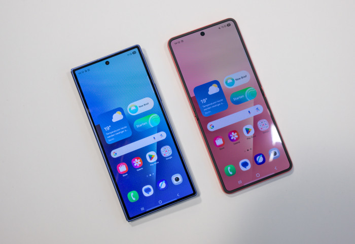 Das zusammengeklappte Fold 7 und das aufgeklappte Flip 7 nebeneinander.  Das Außendisplay des Flip 7 ist breiter geworden. (Bild: Tobias Költzsch/Golem.de)