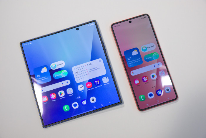 Beide neuen Smartphones aufgeklappt nebeneinander (Bild: Tobias Költzsch/Golem.de)