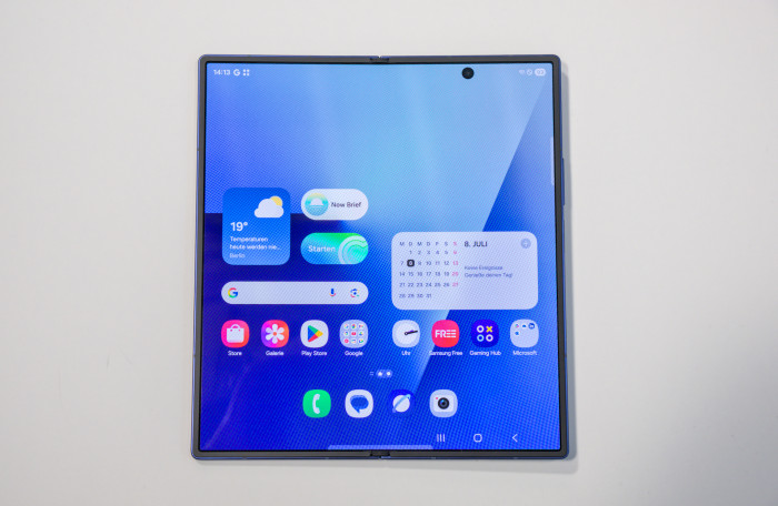 Auch der innere Faltbildschirm ist mit 8 Zoll größer und vor allem breiter als beim Fold 6. (Bild: Tobias Költzsch/Golem.de)