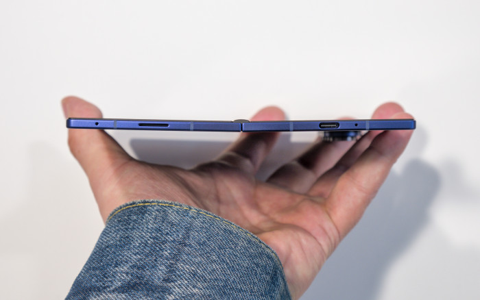 Klappen wir das Fold 7 auf, öffnet es sich nicht ganz plan. (Bild: Tobias Költzsch/Golem.de)