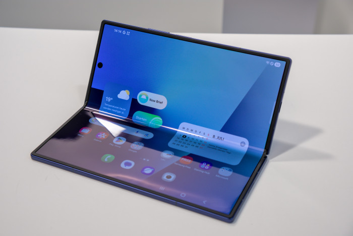 Das Scharnier hat Samsung eigenen Angaben zufolge verbessert. (Bild: Tobias Költzsch/Golem.de)