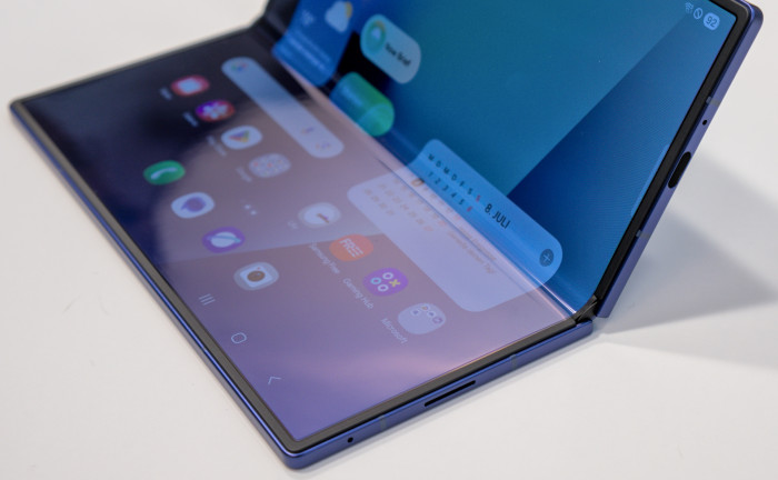 Auch das Fold 7 lässt sich in verschiedenen Positionen aufstellen. (Bild: Tobias Költzsch/Golem.de)