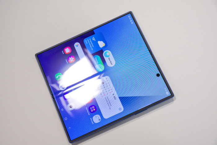 Der Falz in der Mitte ist auffälliger als bei anderen faltbaren Smartphones, bei der Nutzung bemerken wir ihn aber kaum. (Bild: Tobias Költzsch/Golem.de)