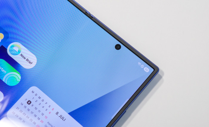 Anders als bei den vorigen Modellen verwendet Samsung keine Unter-Display-Kamera mehr, sondern verbaut die innere Frontkamera in einem Loch im Display. (Bild: Tobias Költzsch/Golem.de)