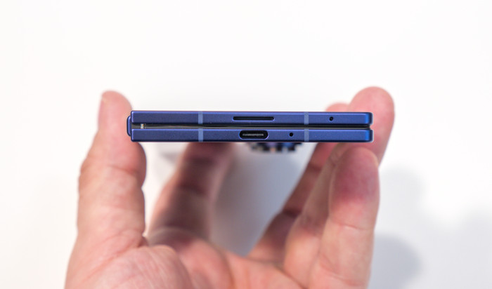 Das zusammengeklappte Fold 7 (Bild: Tobias Költzsch/Golem.de)